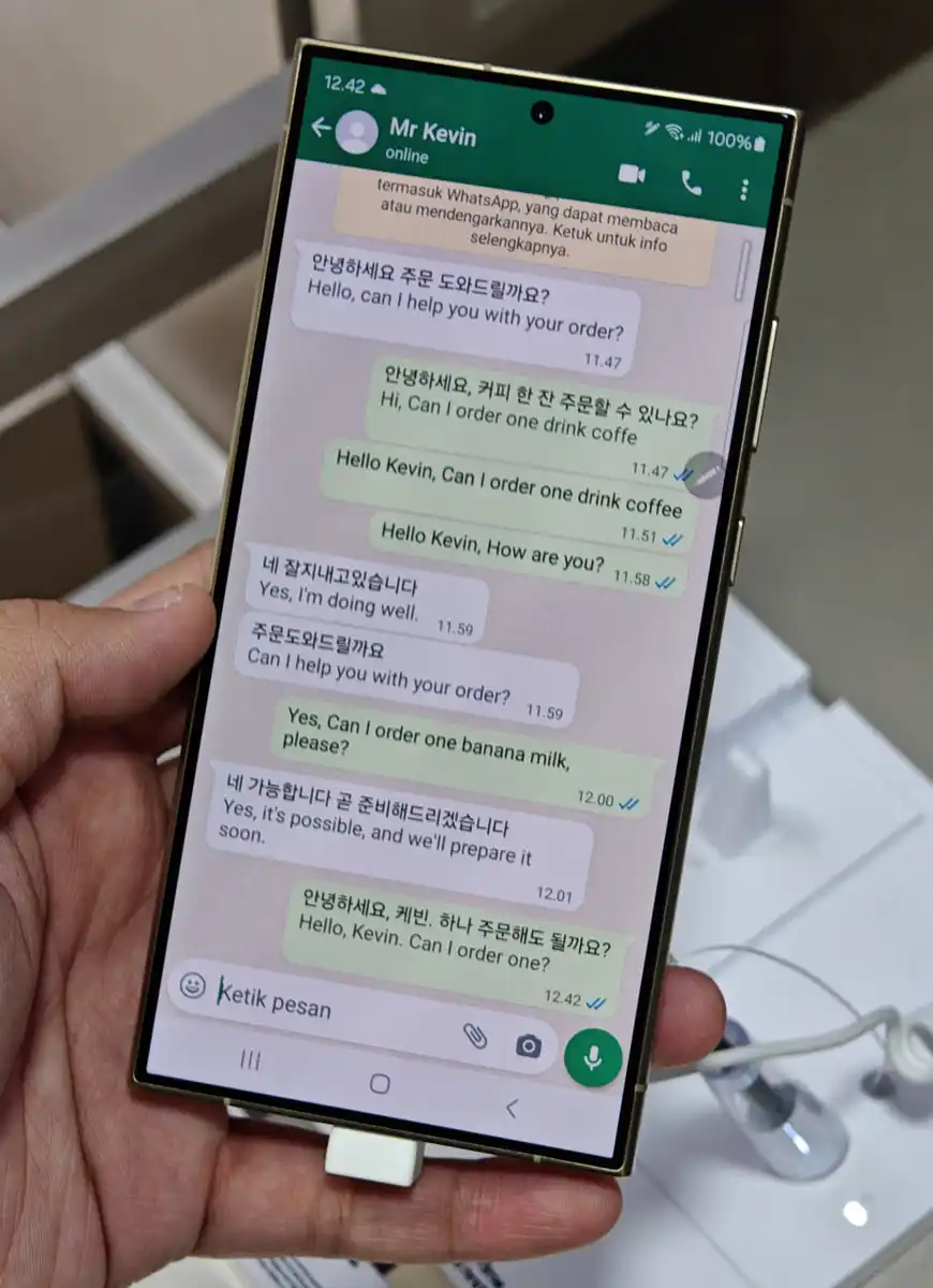 Galaxy AI, WhatsApp live translation 
